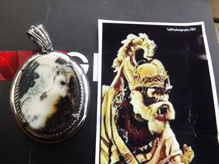 Batu mulia masih ramai "Liontin motif hanoman di tawar 300 juta Belum boleh ? 