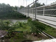 Destinasi ini menyajikan jembatan…