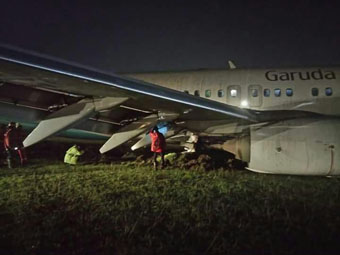 PESAWAT PT GARUDA MENDARAT  DALAM  KONDISI  HUJAN, PENUMPANG SELAMAT