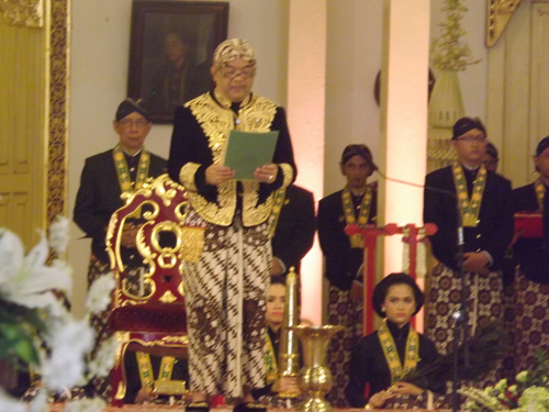 RIBUAN WARGA  BERJEJAL  SAKSIKAN  KIRAB  JUMENENGAN KGPAA PAKU ALAM  X