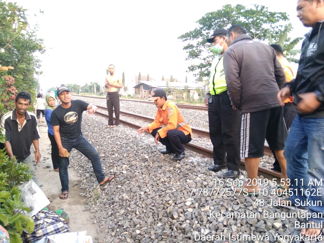 Dugaan kesamber Kereta api kakek ini gemblundung dipinggir rel  