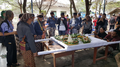 Barang Larungan Puro Pakualaman di Pantai Glagah 2017 ' Jadi Rebutan 