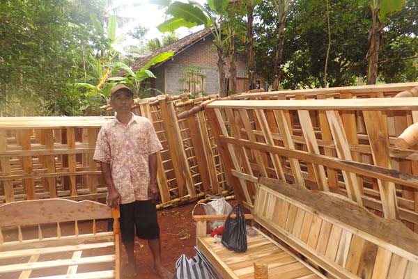Kisah  Suka Duka Penjual Ranjang Keliling