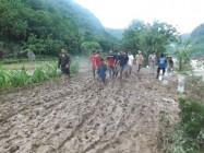 Banjir bandang menerjang Selopamioro,…
