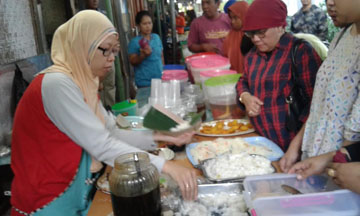 Berburu Makanan “Kicak “Khas  Pasar Tiban Ramadhan Di Kauman Yogyakarta