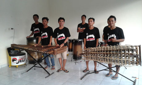 Musik  Tradisionil Angklung Masih di Gemari  Pra Pentas Menguji  Mental
