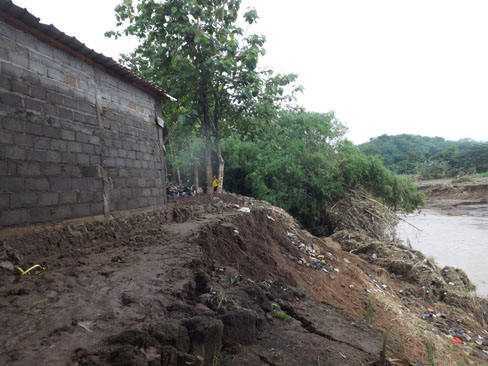 Rumah-Rumah mangku Sungai Siluk 1 Selopamioro' terancam roboh, kena gerusan banjir 