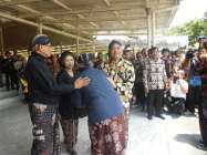RIBUAN WARGA LEPAS PAKU ALAM IX