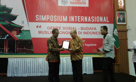 Warga Tionghoa andil dIbidang ekonomi, budaya juga  dalam penyebaran agama Islam 