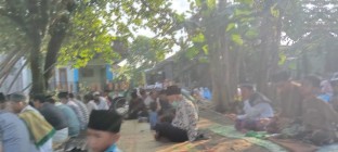 ustad Poniman Pimpin Jamaah Iedul…