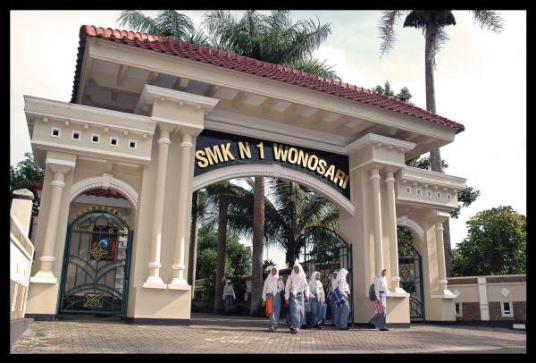 DRS. Mudji Mulyatna MM' Kepala Sekolah SMKN 1 Wonosari Gunungkidul Ngaturaken 'Sugeng Riyadi  1437.H
