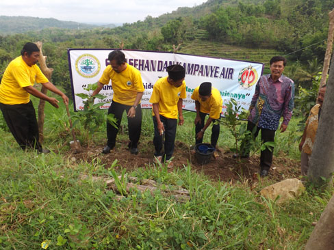 Menjaga Kelestariaan Sumber Air Dan Hutan, Pokdarwis Pucungrejo Tanam Pohon