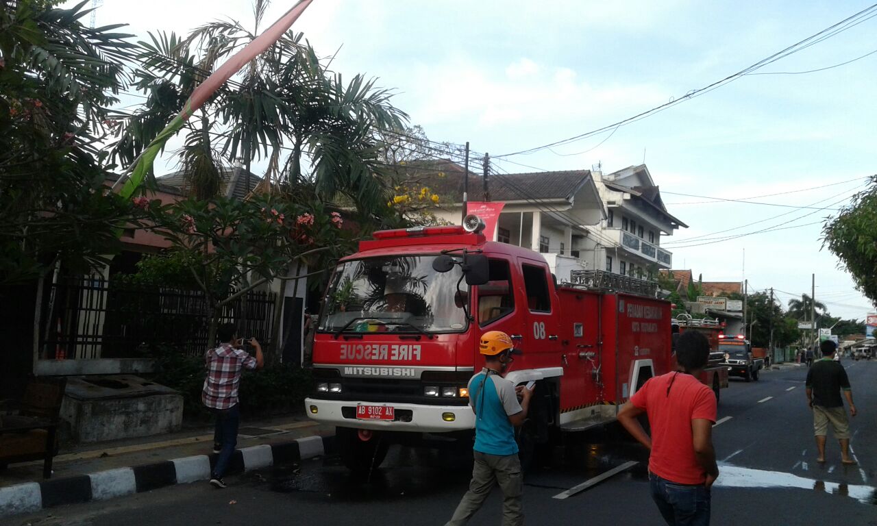 Kebakaran hebat  menghanguskan gedung bertingkat 