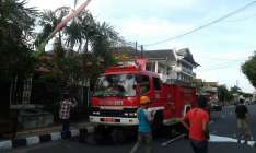 Kebakaran hebat menghanguskan gedung…