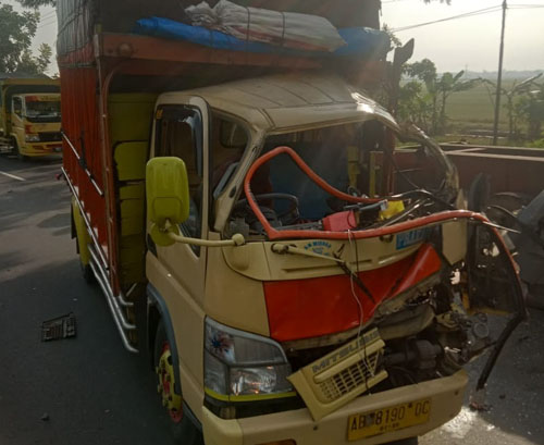 Mau Mau Nyalip Truk  Dum Truck Malah Nabrak Tepong Kabin Truk Jadi Peok 