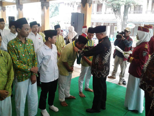 1.000.SISWA MADRASAH DIWISUDA SEBAGAI "TANFIDZ"