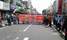 Ratusan Sopir Taksi Manual Mogok…