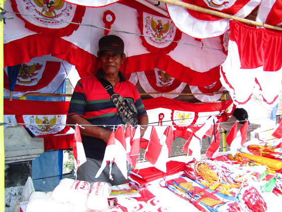 Jelang Hut Kemerdekaan RI 71 Penjual umbul-umbul dan bendera kebanjiran order