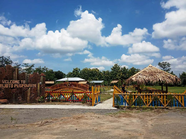 Wuiich ' Taman Parijoto Puspowarni 'Sendangadi Sleman Di Hiiasi Warna -Warni  Langit Yang Mempesona