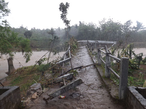 Jembatan Praon Penghubung Pengkok-Wonolagi Playen tinggal nama di seret banjir kalioyo 