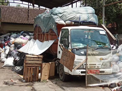 Truk Pengangkut Sampah Kota Jogja Mogok Beroperasi' TPA  Piyungan di Protes Warga