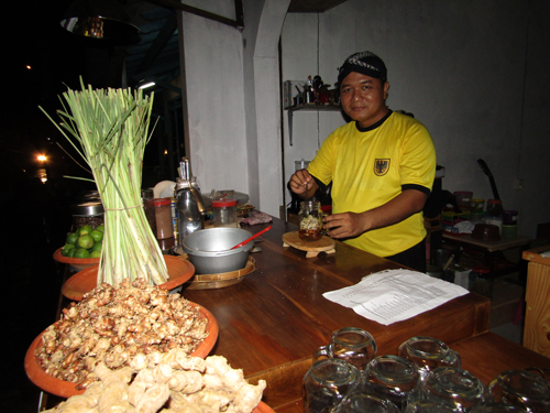 “Minuman  racikan empon – empon khas tradisional menyehatkan bagi  tubuh, 