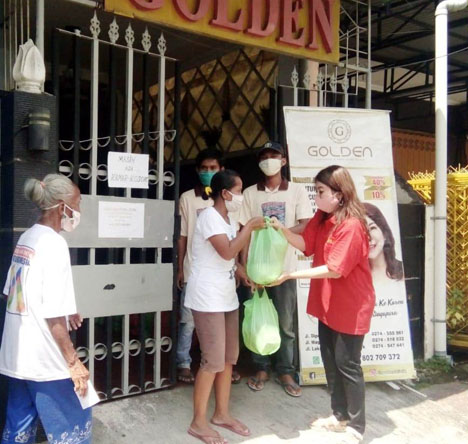 Titin Berikan : 150 Paket Sembako Untuk Warga Terdampak Covid-19
