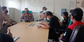 Aksi damai sopir truk ekpedisi…