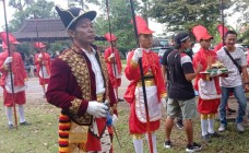 Tarian Burung Menghibur Pelomba…
