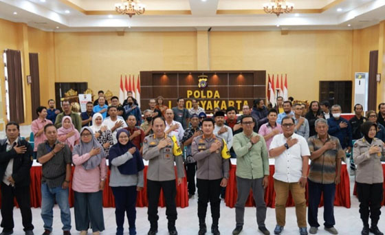 PARA WARTAWAN MEDIA ELEKTRONIK DAN CETAK IKUTI PEMBINAAN DI MAPOLDA DIY