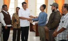 Warga Terdampak Bencana Alam Terima…