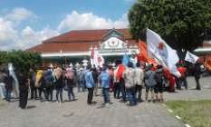 Tenaga Buruh DIY Tuntut Kenaikan…
