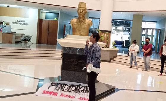 Puluhan Mahasiswa UPN "Veteran" Yogyakarta Gelar Aksi  Demonstrasi Di Gedung Rektorat 