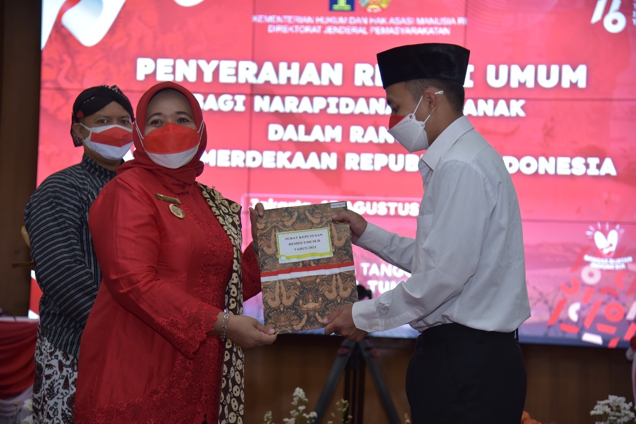Bupati Sleman Simbolis Serahkan Remisi Untuk 250 Warga Binaan Lapas Sleman 