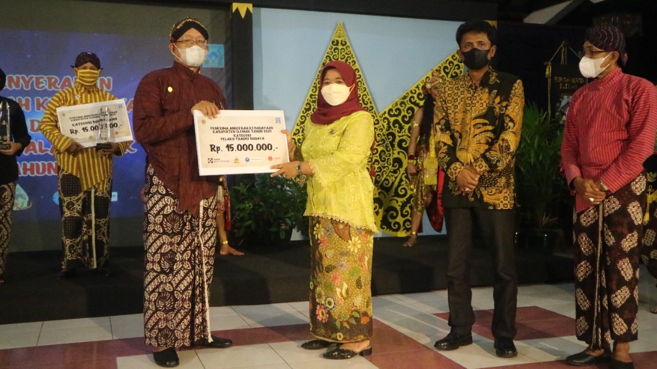  Pemkab Sleman Serahkan Penghargaan Anugerah Kebudayaan dan Penyerahan Hibah Alat Musik Tahun 2021
