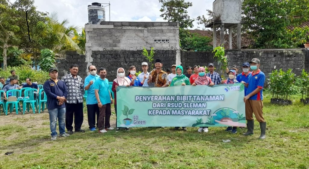 Pedulian Lingkungan RSUD Sleman Bagikan Bibit Tanaman Buah ke Masyarakat Kalurahan Triharjo 