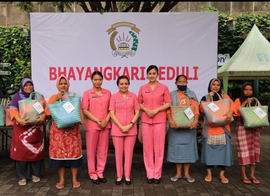 BAKSOS BHAYANGKARI DIY WUJUD KEPEDULIAN UNTUK 200 BURUH GENDONG BRINGHARJO 