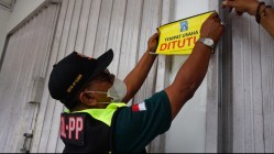 Satpol PP Sleman Menutup Menyegel…