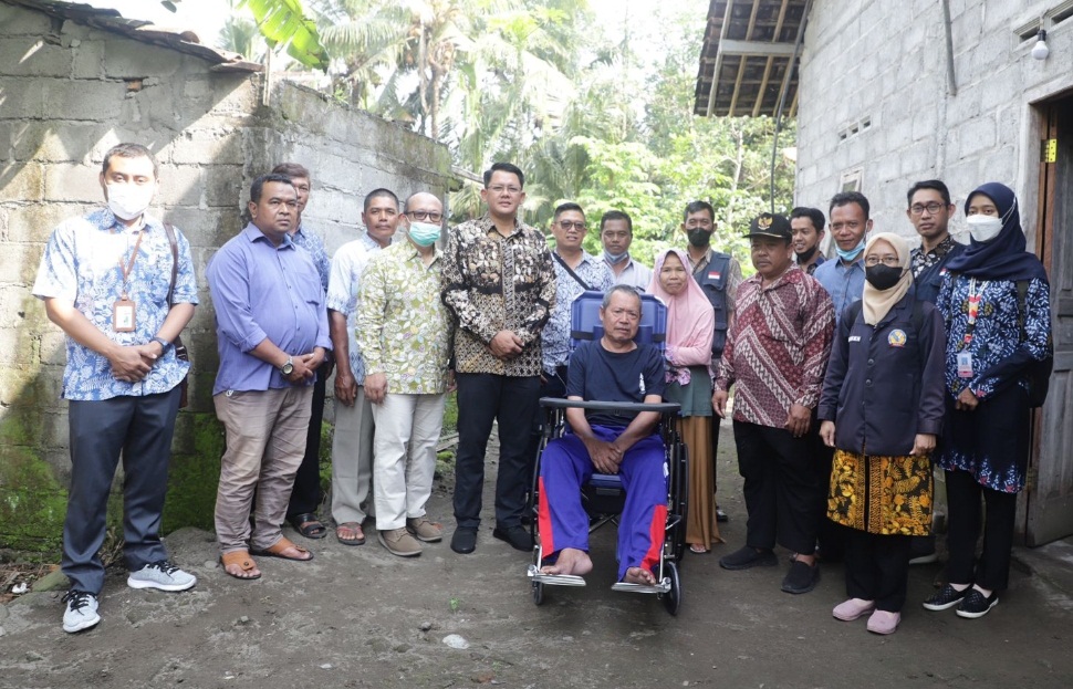 Jaring Pengaman Sosial Dinas Sosial Kabupaten Sleman Bagikan Kursi Roda