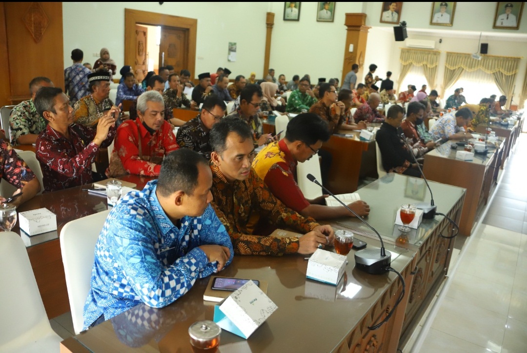 LURAH DIMINTA TAATI ATURAN PEMANFAATAN TANAH DESA