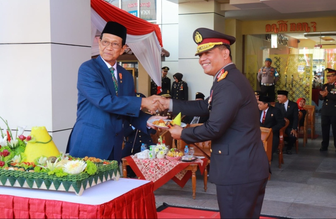 POLDA DIY  GELAR UPACARA PEMBINAAN TRADISI PERINGATAN HARI BHAYANGKARA KE-77 