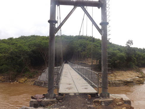 Jembatan gantung yang ini  di bangun jembatan yang lain hanyut terbawa banjir