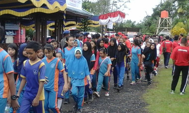 HUT PMI ke 72 di Kec. Sekayam Kalabar Wabup  Lepas  Pesetra  Jalan  Sehat  