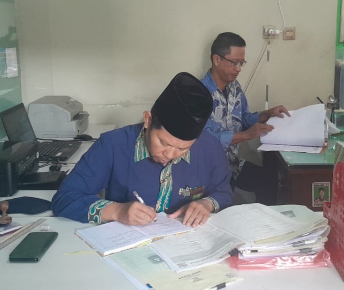 KUA Kemantren Mantrijeron Yogya Lakukan Rekap Data Kaum Rois