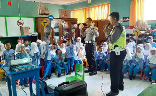 Bersama Lantas Polsek Sentolo, TK ABA Belajar Tertib Lalu Lintas