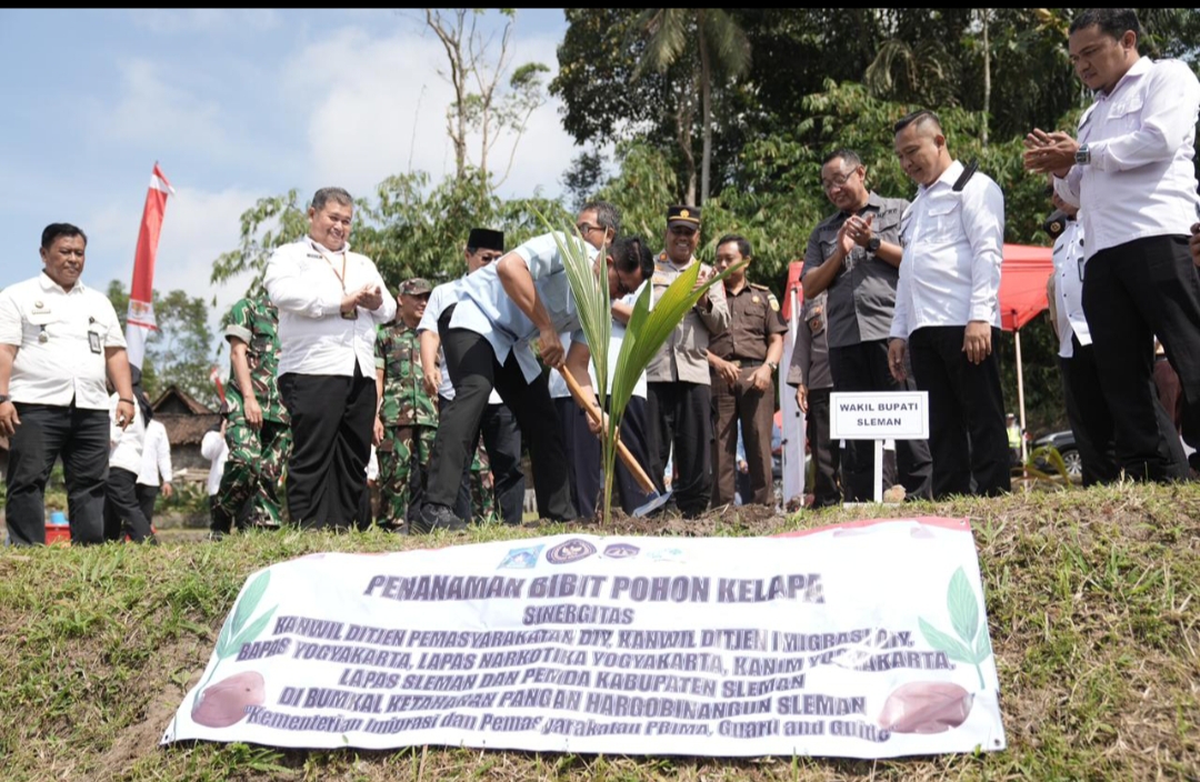 Bapas Kelas I Yogyakarta Duwet Penanaman Bibit Kelapa Bersama Forkopinda Sleman 