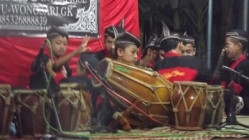 Wuich pengendang cilik piawai menabuh…