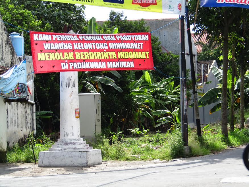 WARGA MANUKAN TOLAK  SWALAYAN BERJEJARING NASIONAL DI WILAYAHNYA