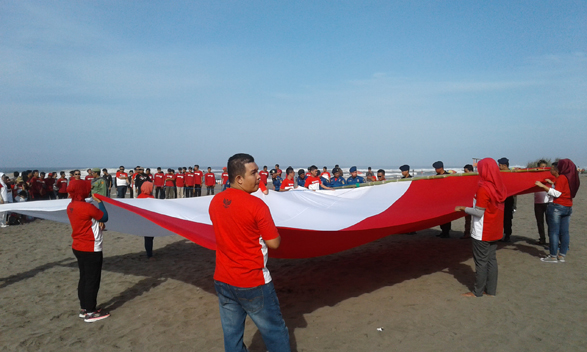 Sambut HUT RI ke 72 TH.2017 Bendera Merah Putih Raksasa Berkibar  Di Parangtritis