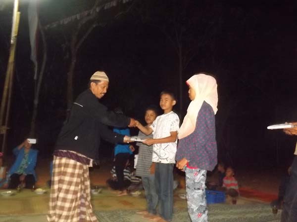 Malam tirakatan warga Wonosari semoyo bagikan hadiah lomba